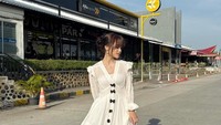 Selebgram cantik, Fujian Utama Putri atau Fuji membagikan keseruannya saat berlibur di Danau Toba. 