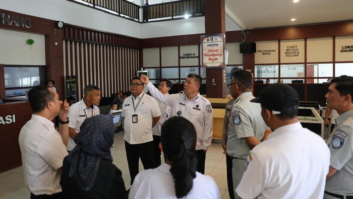 Gubernur Babel Hidayat Arsani meninjau Kantor Samsat Pangkalpinang.