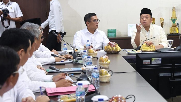Gubernur Banten, Andra Soni, menghadiri rapat koordinasi bersama Menteri Agraria dan Tata Ruang/Kepala Badan Pertanahan Nasional (ATR/BPN), Nusron Wahid. (Dok Pemprov Banten).