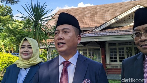 Gubernur NTB Lalu Muhamad Iqbal saat diwawancarai di Mataram, Rabu (30/4/2025).