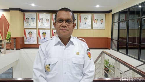 Gubernur NTT, Emanuel Melkiades Laka Lena, saat dikonfirmasi di Kantor Gubernur NTT, Rabu (30/4/2025). (Simon Selly/detikBali)