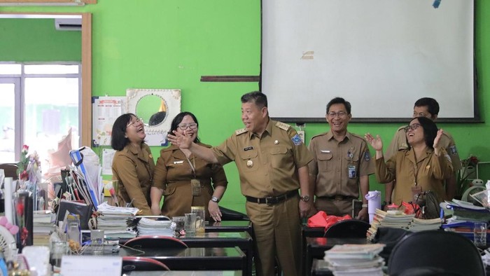 Gubernur pada saat melakukan kunjungan ke SMA Negeri 1 Pangkalpinang.