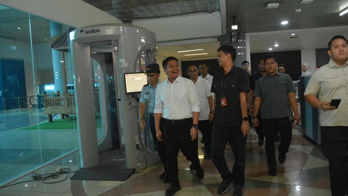 Gubernur Sumsel Herman Deru meninjau Bandara SMB II Palembang.