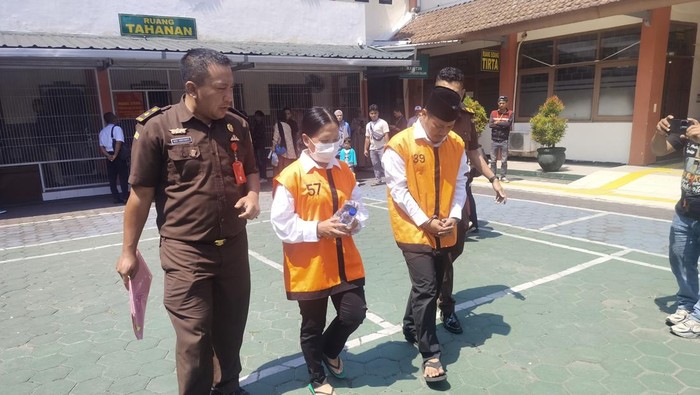 Hermin Ningsih Rahayu dan Dian terdakwa TPPO menjalani sidang perdana