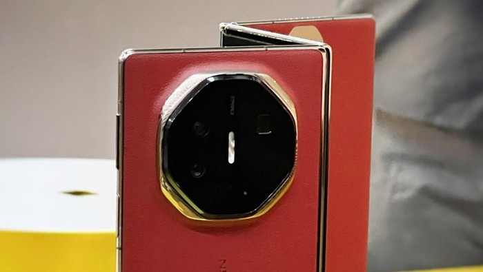 Huawei Mate XT Ultimate Close Up
