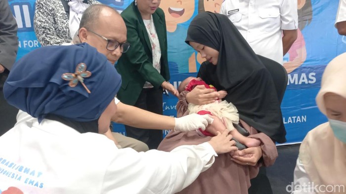 Ikatan Dokter Anak Indonesia (IDAI) Cabang Sumatera Selatan melakukan vaksin anak pada Pekan Imunisasi Dunia 2025