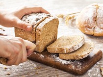 Pria Ini Cuma Bisa Makan Roti Selama 30 Tahun, Ini Penyebabnya