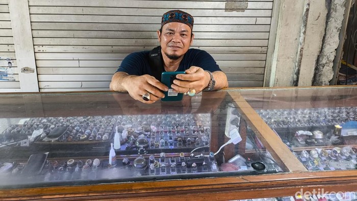 Iman di lapak batu akiknya di Jalan Lemahwungkuk, Kota Cirebon