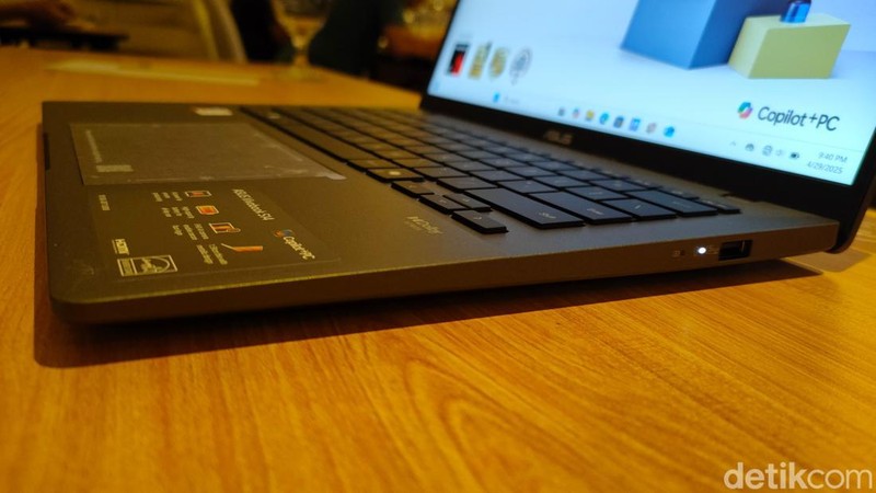 Asus akan menghadirkan line up terbaru Vivobook S14 di Indonesia. Berikut wujudnya, yang punya gestur menarik di touchpad-nya.