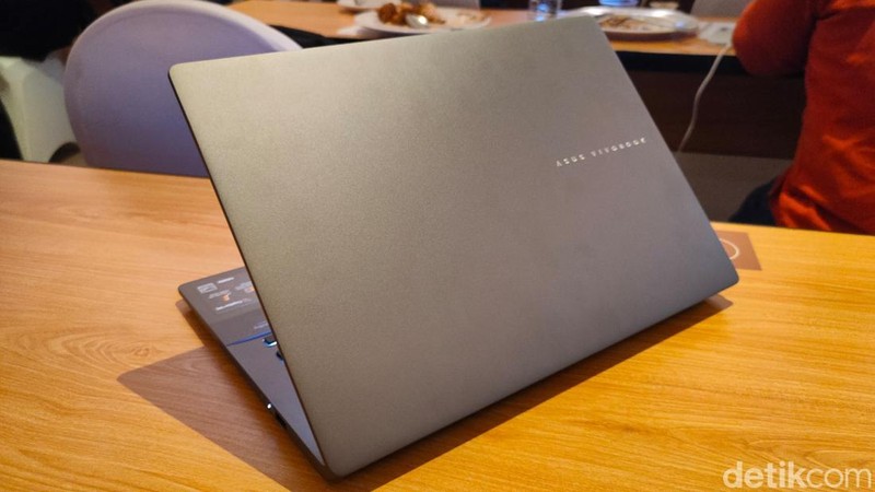 Asus akan menghadirkan line up terbaru Vivobook S14 di Indonesia. Berikut wujudnya, yang punya gestur menarik di touchpad-nya.