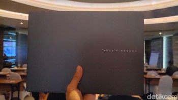 Nah nantinya laptop ini ditawarkan dalam dua warna, yakni silver dan matte gray. Foto: (Panji Saputro/detikINET).