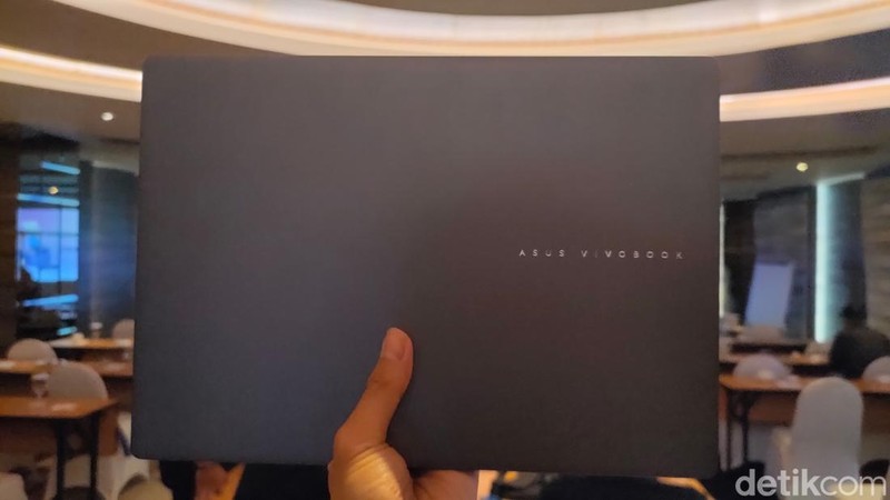 Asus akan menghadirkan line up terbaru Vivobook S14 di Indonesia. Berikut wujudnya, yang punya gestur menarik di touchpad-nya.