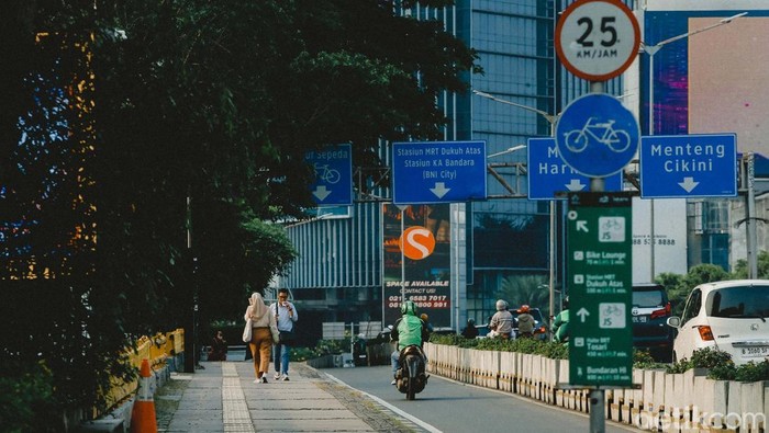 Pengendara motor masih sering melintasi jalur sepeda, seperti yang terlihat di Jalan Jenderal Sudirman, Jakarta, Rabu (29/4/2025). Meski sudah ada marka, pelanggaran tetap terjadi.