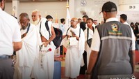Pada hari yang sama, jemaah haji asal Dhaka, Bangladesh tiba di Bandar Internasional King Abdulaziz di Jeddah. Ada 396 jemaah yang masuk rombongan ini. Foto: X/Kementerian Haji dan Umrah Arab Saudi