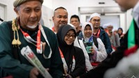 Mereka mendapat sambutan hangat setibanya di bandara, dengan setangkai mawar merah dan senyum merekah. Foto: X/Kementerian Haji dan Umrah Arab Saudi