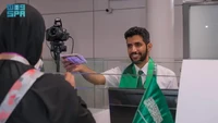 Menyambut kedatangan jemaah luar negeri, Arab Saudi memberikan Inisiatif Rute Makkah untuk memudahkan perjalanan jemaah dan prosedur ibadah haji. Jemaah yang mulai tiba di bandara Madinah dan Jeddah pada Selasa (29/4/2025) telah menerima manfaat ini. Foto: Saudi Press Agency