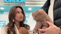 Justin Hubner dan Jennifer Coppen jalan-jalan di London. Mereka mengunjungi Jellycat Store. Foto: TikTok Jennifer Coppen