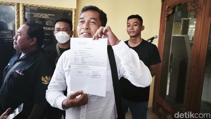 Koordinator Alap-alap Jokowi, Lalang Wardiyanto, saat menunjukan berkas tanda terima surat di Mapolresta Solo, Rabu (30/4/2025).