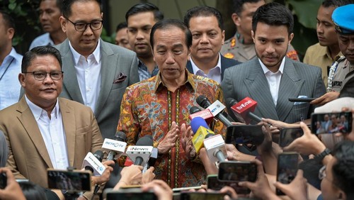 Presiden ketujuh Joko Widodo (tengah) berjalan keluar dari Gedung Direktorat Reserse Kriminal Umum Polda Metro Jaya, Jakarta, Rabu (30/4/2025). Jokowi datang ke Polda Metro Jaya untuk melaporkan ijazah palsu yang ditudingkan kepada dirinya. ANTARA FOTO/Fauzan/nz
