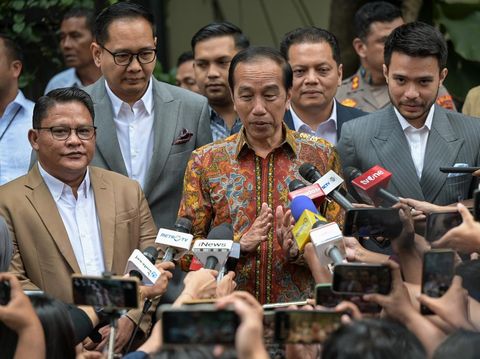 Presiden ketujuh Joko Widodo (tengah) berjalan keluar dari Gedung Direktorat Reserse Kriminal Umum Polda Metro Jaya, Jakarta, Rabu (30/4/2025). Jokowi datang ke Polda Metro Jaya untuk melaporkan ijazah palsu yang ditudingkan kepada dirinya. ANTARA FOTO/Fauzan/nz