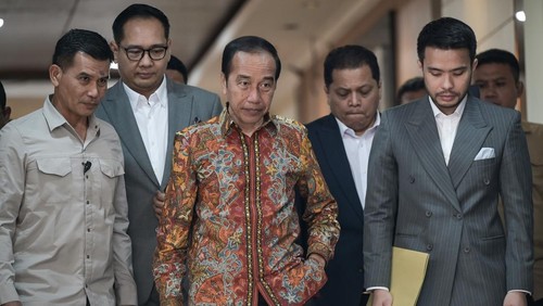 Presiden ketujuh Joko Widodo (tengah) berjalan keluar dari Gedung Direktorat Reserse Kriminal Umum Polda Metro Jaya, Jakarta, Rabu (30/4/2025). Jokowi datang ke Polda Metro Jaya untuk melaporkan ijazah palsu yang ditudingkan kepada dirinya. ANTARA FOTO/Fauzan/nz