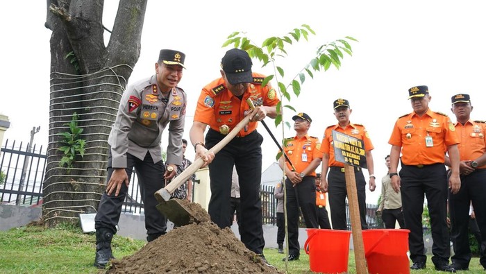 Kabasarnas dan Kapolda Riau Menanam Pohon