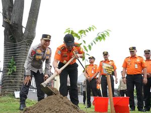 Semangat Jaga Alam, Kepala Basarnas Ikut Tanam Pohon di Polda Riau