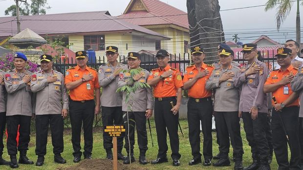 Kabasarnas Ikut Tanam Pohon di Polda Riau