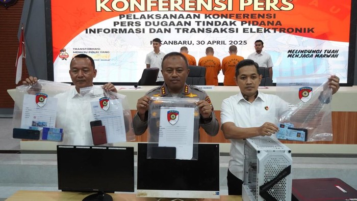 Kabid Humas Kombes Anom dan Direktur Reskrimsus menunjukkan barang bukti (Dok Humas Polda Riau)