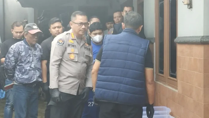 Kabid Humas Polda Jawa Tengah Kombes Pol. Artanto berbincang dengan Direktur Reserse Kriminal Umum Polda Jateng Kombes Dwi Subagio usai melakukan penggeledahan di rumah terduga predator seks di Desa Sendang, Kecamatan Kalinyamatan, Kabupaten Jepara, Rabu (30/4/2025). (ANTARA/Akhmad Nazaruddin Lathif)
