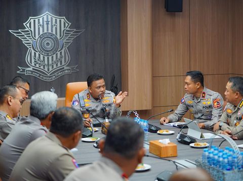Kakorlantas Polri Irjen Agus Suryonugroho pimpin rapat persiapan May Day besok (dok.Korlantas Polri)