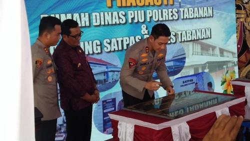 Kapolda Bali, Irjen Daniel Adityajaya, meresmikan Gedung Satpas Polres Tabanan di Desa Bongan, Kecamatan Tabanan, Rabu (30/4/2025). (Krisna Pradipta/detikBali)
