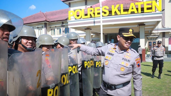 Kapolres Klaten, AKBP Nur Cahyo Ari Prasetyo, saat memimpin latihan Dalmas di Mapolres Klaten, Rabu (30/4/2025).