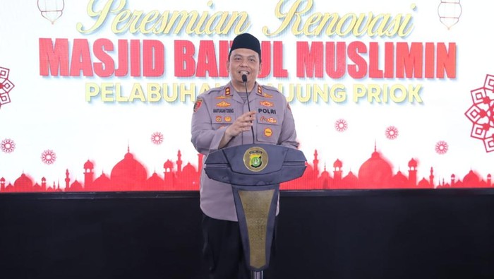 Kapolres Tanjung Priok AKBP Martuasah Tobing meresmikan renovasi Masjid Baitul Muslimin di Tanjung Priok, Jakut, Selasa (29/4/2025).