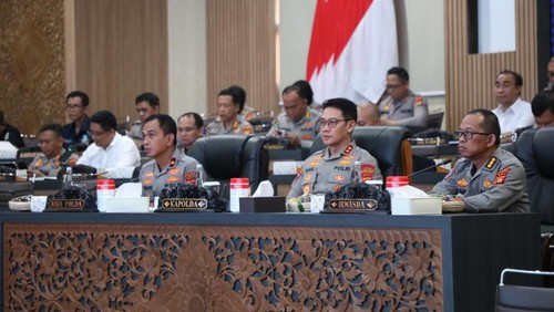 Kapolri Jenderal Listyo Sigit Prabowo memberikan arahan kepada Kapolda Bali Irjen Daniel Adityajaya dan jajaran terkait pengamanan May Day melalui video conference besok, Kamis (1/5/2025). (IST)