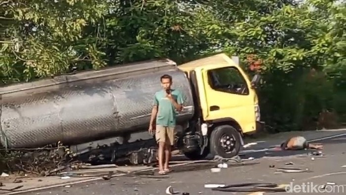 Kecelakaan mobil Xenia vs truk tangki di Bojonegoro.