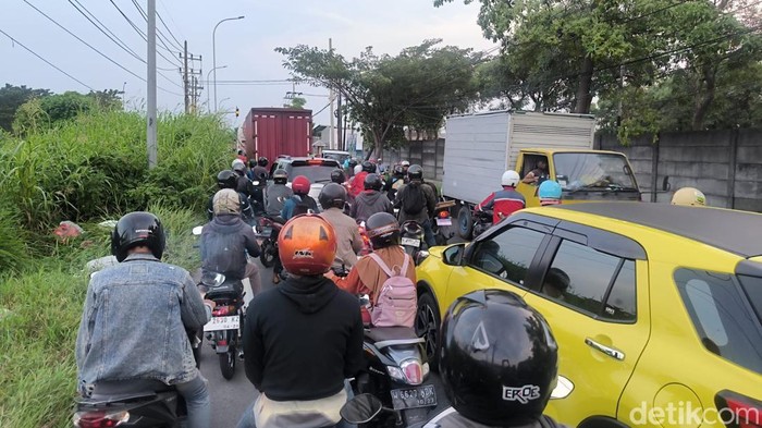 Kemacetan di Jalan Tenaru, Driyorejo, Gresik imbas truk kontainer seruduk sejumlah kendaraan.