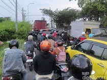 Driyorejo Macet Panjang Imbas Truk Ugal-ugalan Seruduk Beberapa Kendaraan