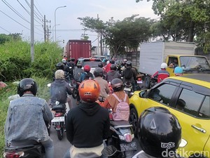 Driyorejo Macet Panjang Imbas Truk Ugal-ugalan Seruduk Beberapa Kendaraan