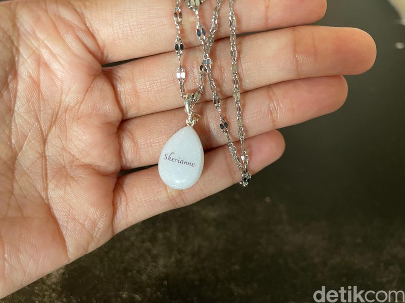 Ide upaya bisa didapatkan dari beragam macam hal, salah satunya dari air susu ibu (ASI). Adalah Febrina Malahayati dan Dwirachmayuni (Rara), perajin perhiasan nan berbahan dasar ASI hingga tali pusar bayi nan mereka beri merek Abreena.