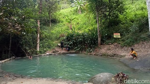 Salah satu kolam di area wisata air terjun Bukit Mangkol