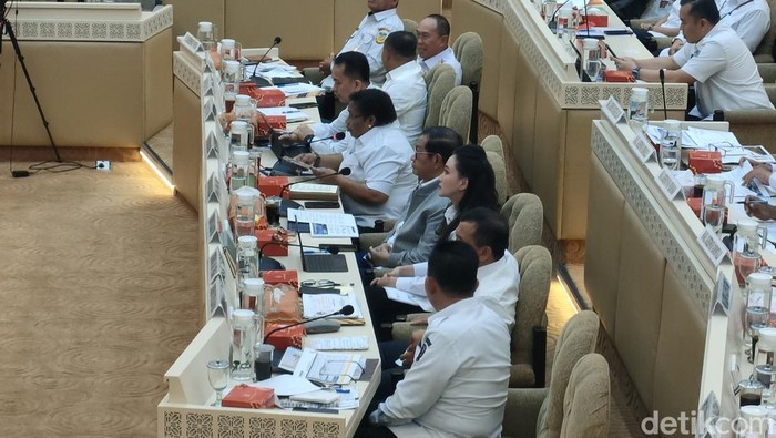 Komisi II DPR RI menggelar rapat bersama Wamendagri Ribka Haluk hingga sejumlah gubernur, Rabu (30/4/2025).