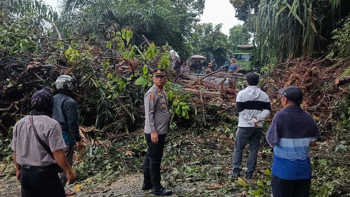Kondisi jalan tertutup longsor (Dok Ist)