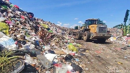 Kondisi ribuan ton sampah yang menumpuk di TPS Sandubaya, Kota Mataram, Rabu (30/4/2025).