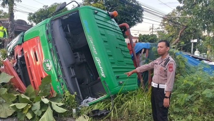 Kondisi truk terguling di Wates, Kulon Progo, Rabu (30/4/2025).
