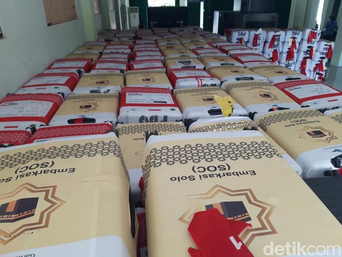 Koper jemaah calon haji Embarkasi Solo mulai tiba di Asrama Haji Donohudan, Ngemplak, Boyolali, Kamis (30/4/2025).