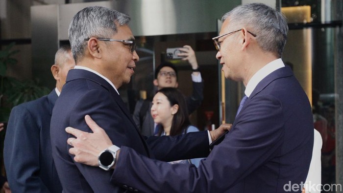 Ketua KPK RI Setyo Budiyanto (kiri) berbincang dengan Ketua Independent Commission Against Corruption (ICAC) Hong Kong, Danny Wooo di Gedung Merah Putih KPK, Jakarta, Rabu (30/5/2025). KPK menerima audiensi dari ICAC Hong Kong untuk membahas kerja sama pemberantasan korupsi kedua pihak.