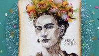 Manama Sasaki bahkan bisa membuat potret tokoh di atas roti tawar. Kali ini ia menghadirkan sosok Frida Kahlo, pelukis terkenal asal Meksiko. Foto: Manama Sasaki via Bored Panda