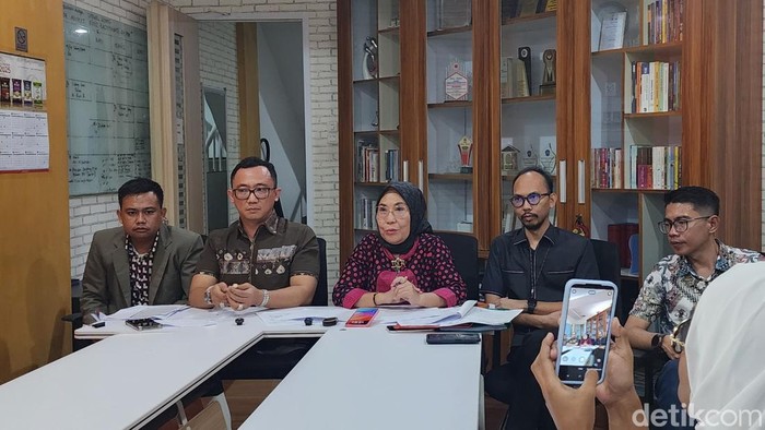 Kuasa hukum Dedi saat memberikan keterangan.