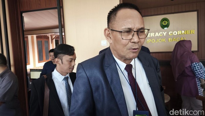 Kuasa hukum Jokowi, YB Irpan, saat ditemui awak media di Pengadilan Negeri Solo, Rabu (30/4/2025).